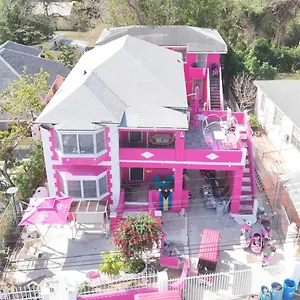 Da Pink And White Palace Hostel